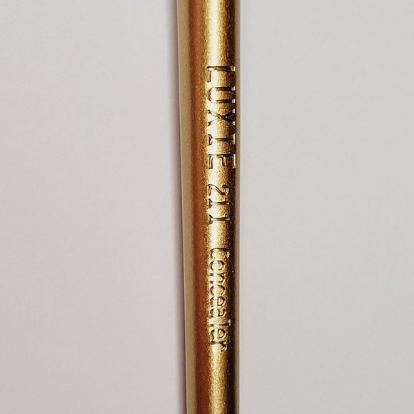 Luxie 211 Concealer Brush ~ New ~ Gold - Picture 2 of 3